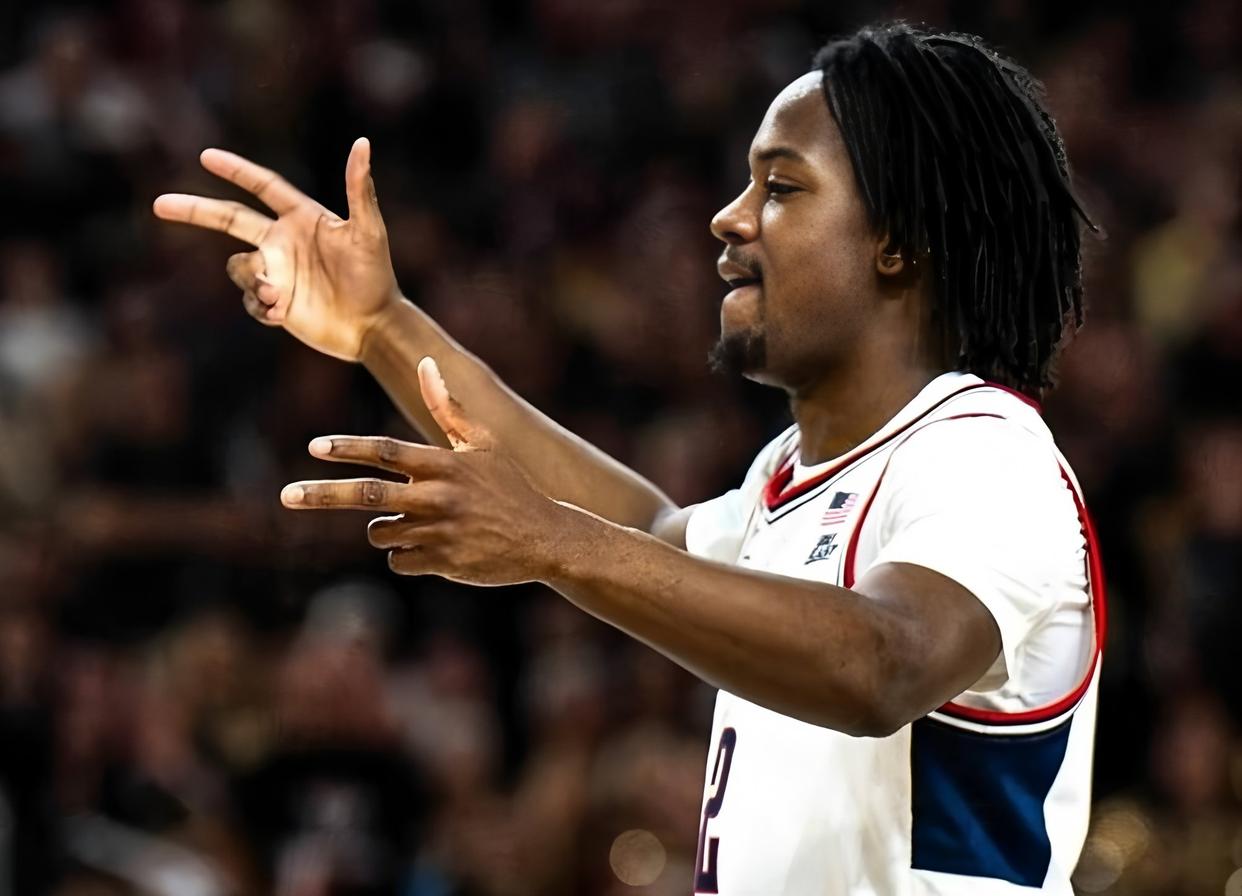 太狠了！今晨底特律活塞手感冰凉休斯敦火箭今晚外线爆发，窗口期斯图加特备战意甲(底特律活塞球衣)