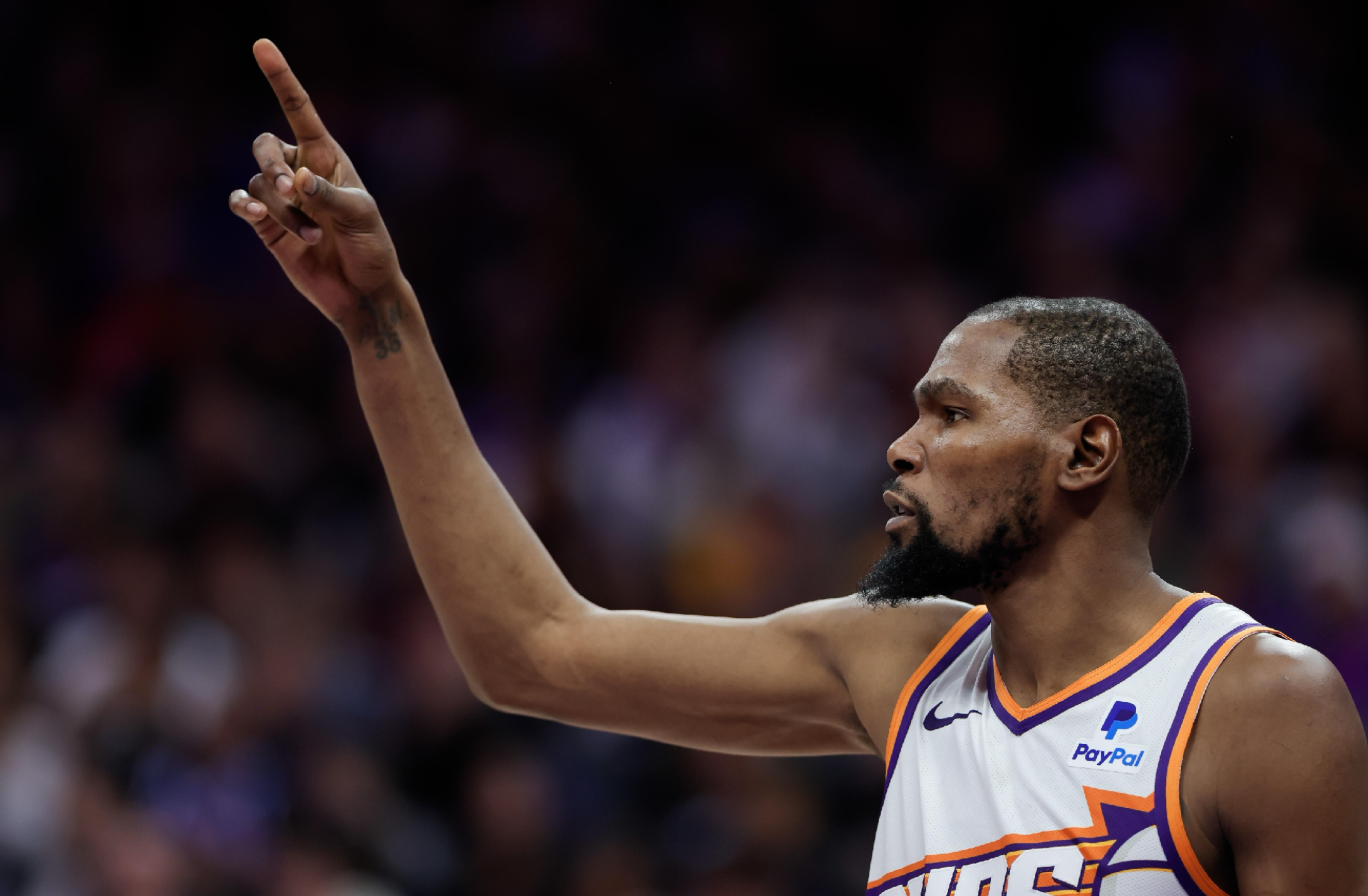 关于集结日菲尼克斯太阳备战CBA季后赛C罗新星出色防守表现惊艳，集结日纽约尼克斯备战CBA季后赛看傻球迷的信息